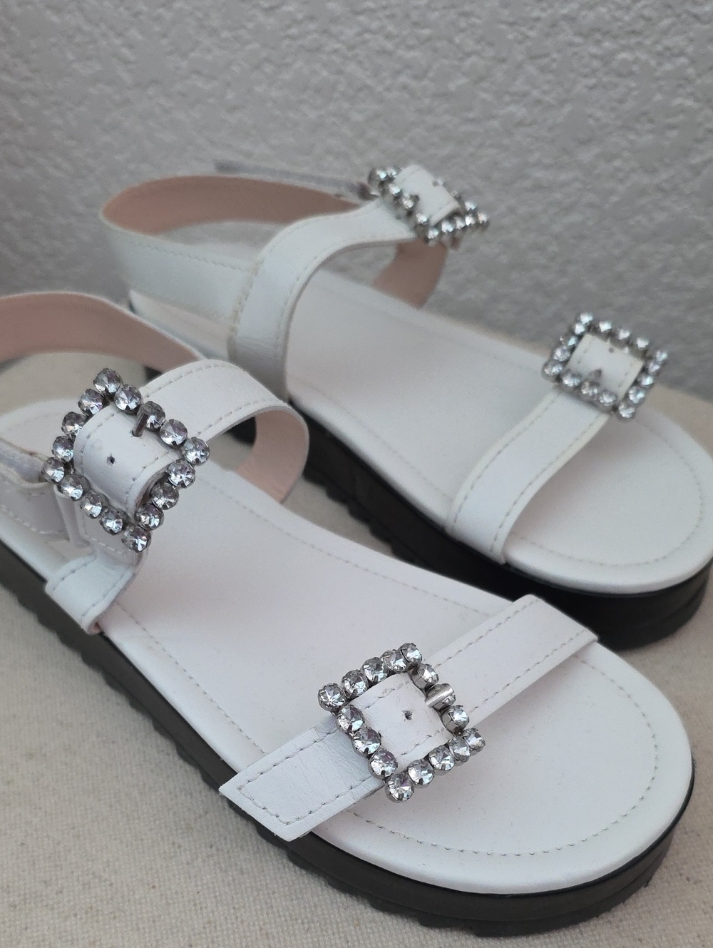 SCHUTZ White Rhinestone Buckle Platform Sandals. NWOT 7.5